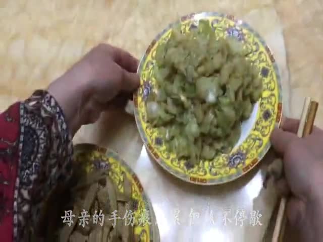 [视频]【牵妈妈的手】一年的牵挂 看到你的一刻总是最温暖