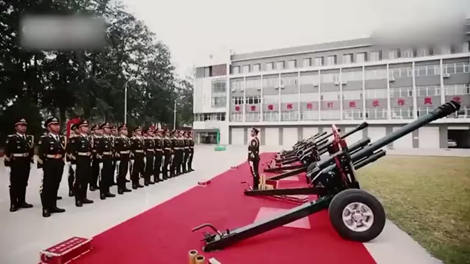 [视频]走进共和国的礼炮兵：跪炮姿势圈粉好似“国家级求婚”