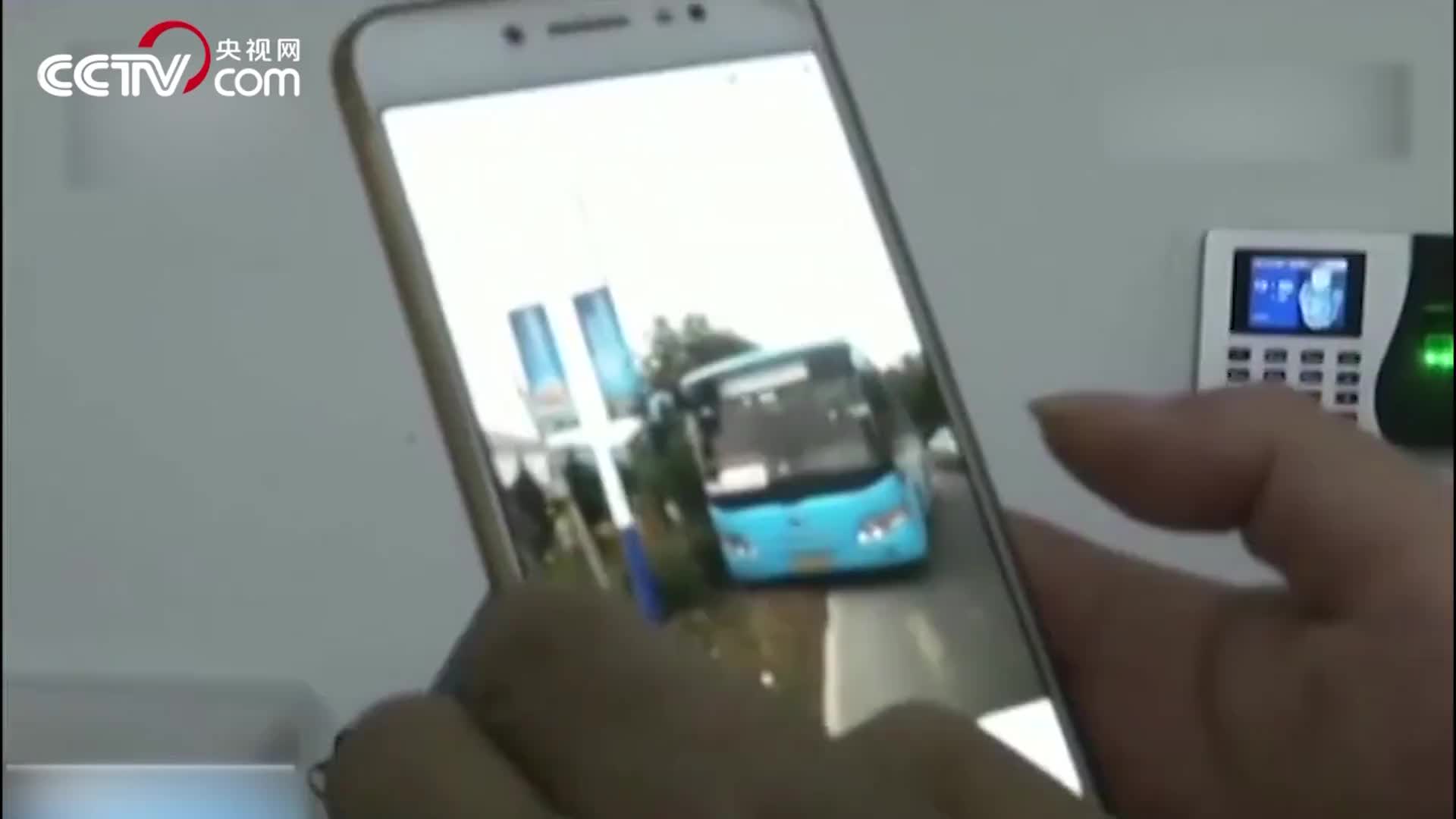 [视频]男子酒后抢夺公交方向盘 被抓后很嚣张：不知道重庆公交案