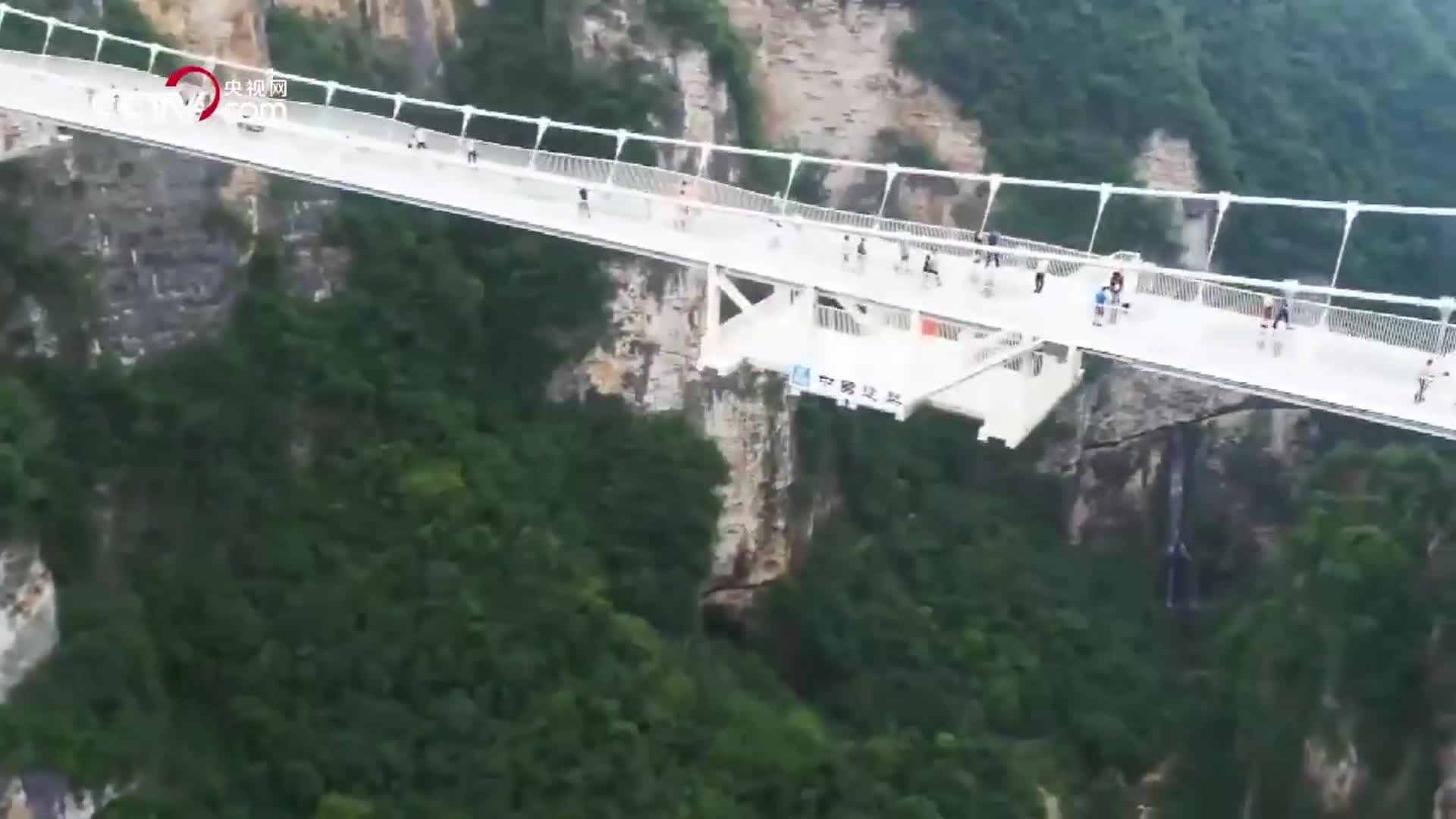 [视频]多国高手云集张家界玻璃桥挑战花式蹦极