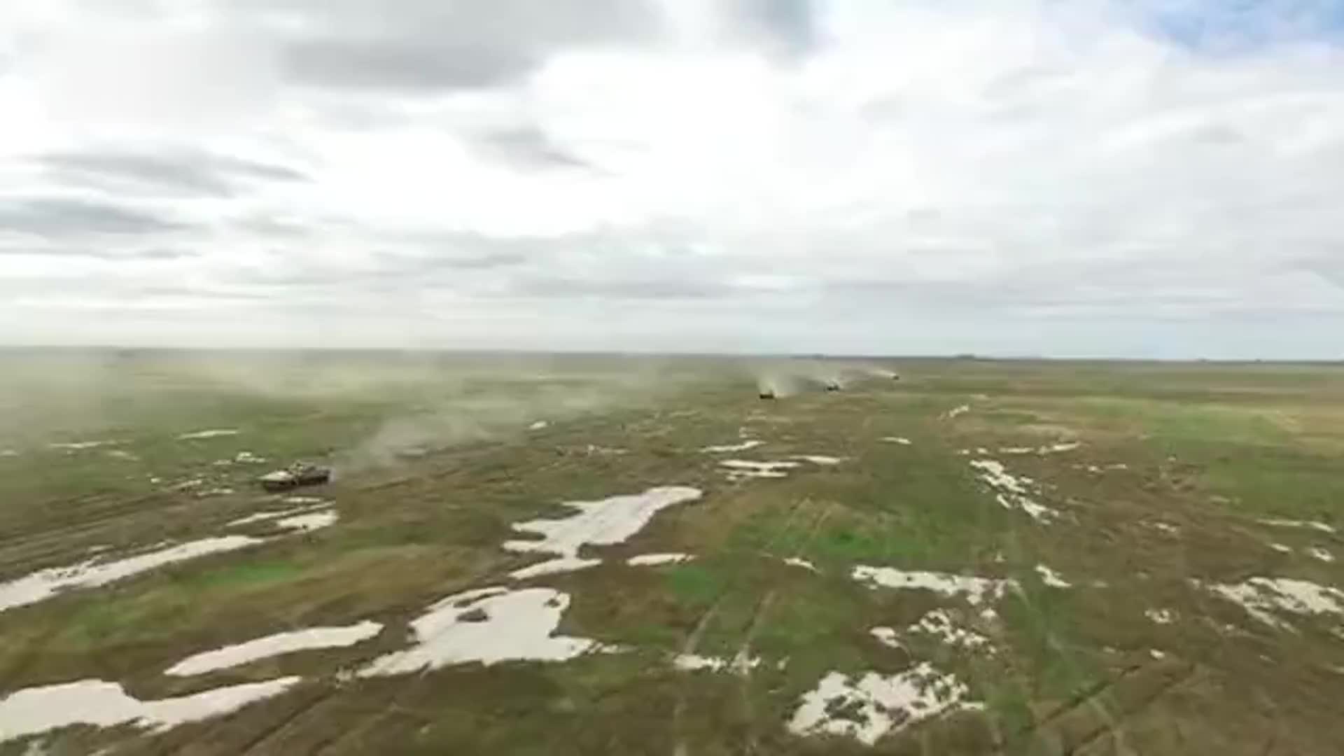 [视频]解放军陆军合成旅“精锐尽出” 钢铁洪流纵横漠北草原