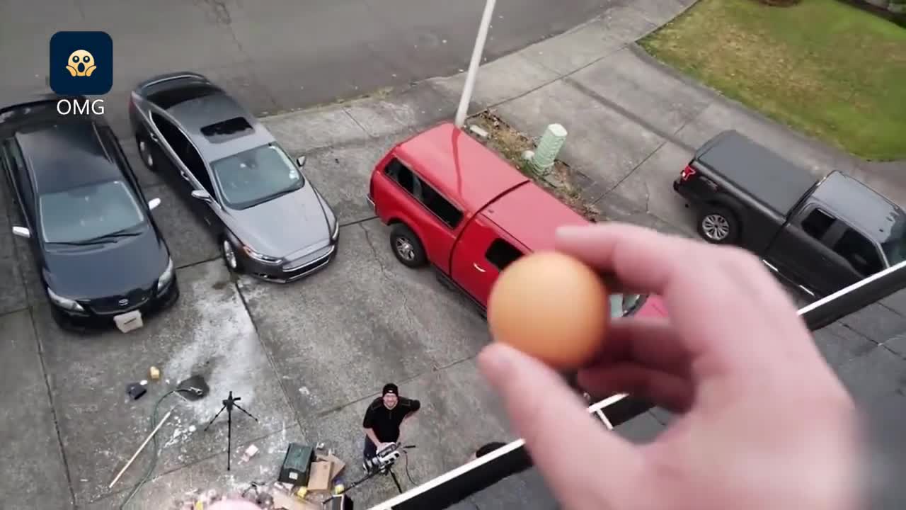 [视频]房顶丢鸡蛋摔不破？离了它试试