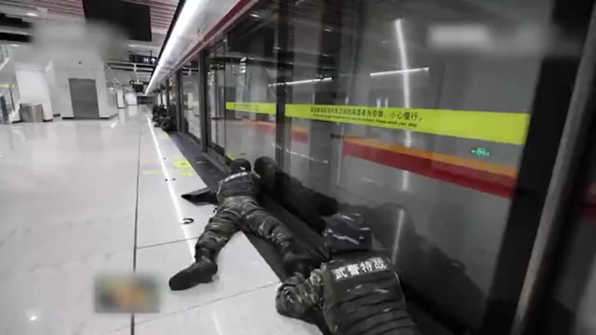 [视频]平日拥挤的车厢成“战场”武警特战演练地铁反劫持