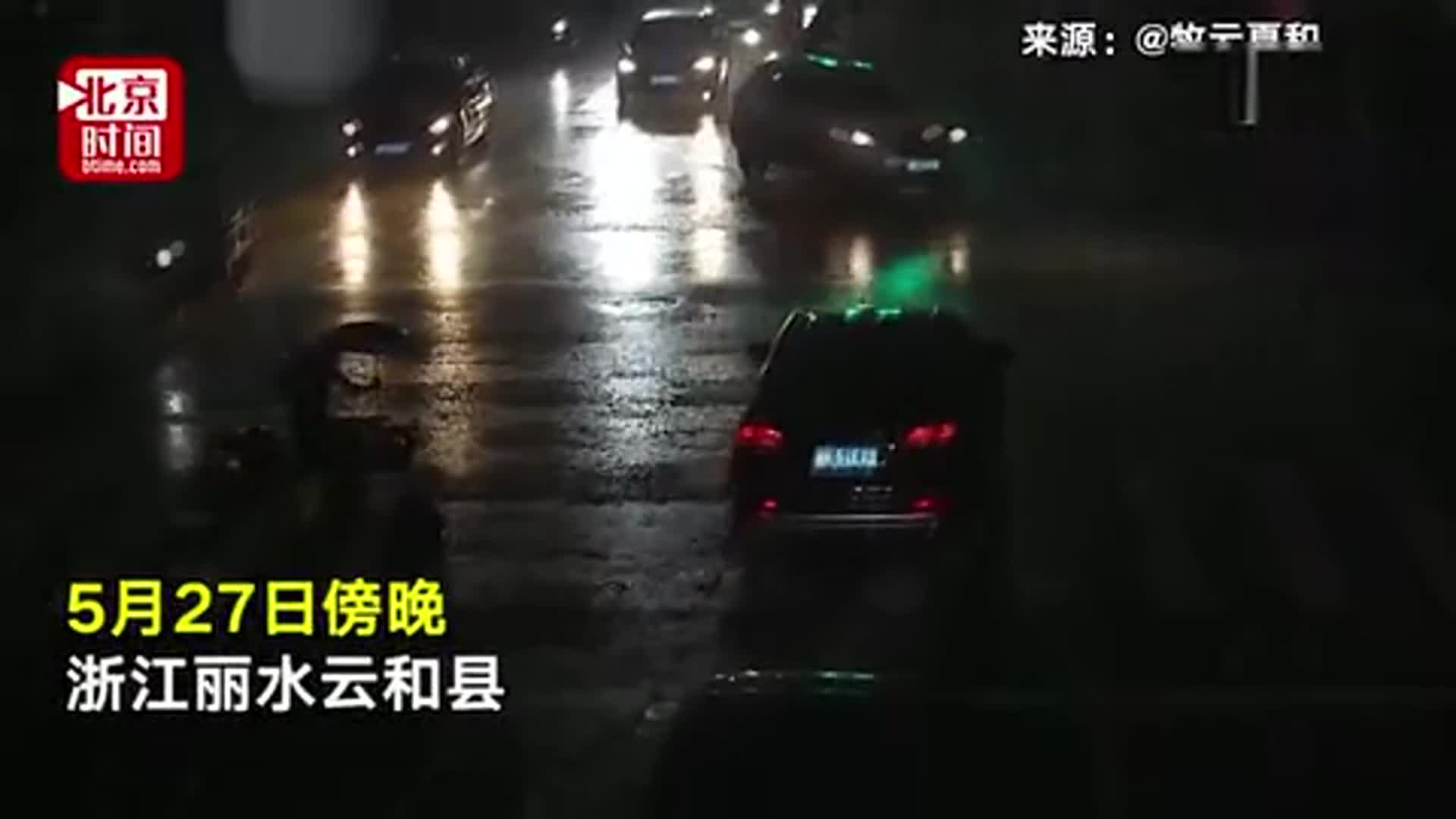 [视频]肇事司机逃逸 路过司机却掉头下车 给伤者撑伞10分钟