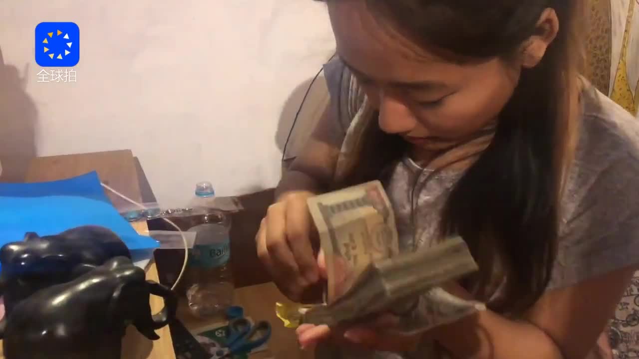 [视频]尼泊尔用订书机捆钱 分钱竟然徒手掰