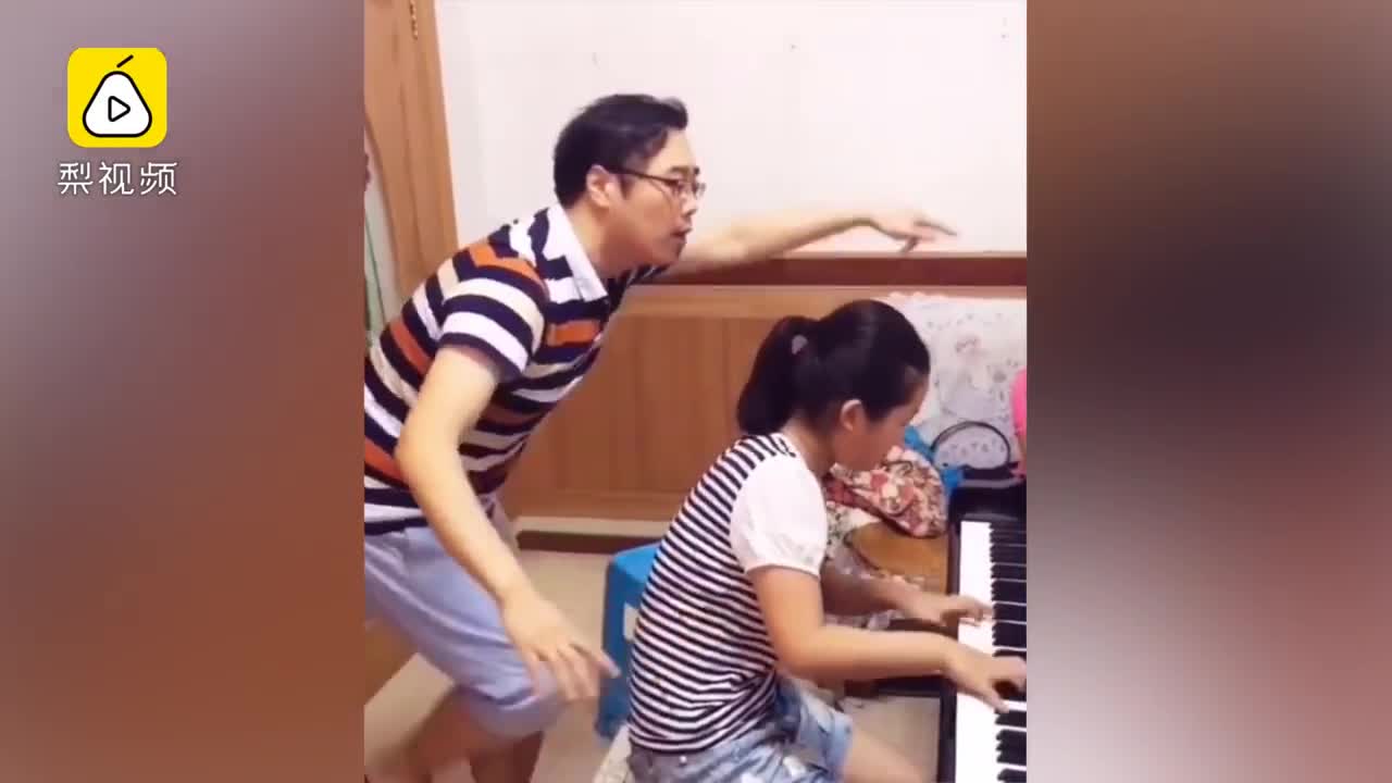 [视频]边跺脚边吼 钢琴老师灵魂教学走红