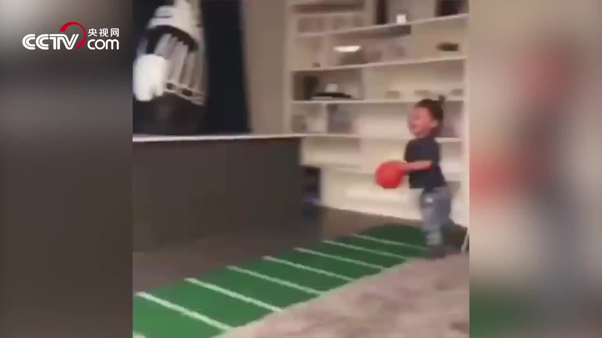 [视频]美国两岁宝宝酷爱篮球，每天模仿球星扣篮