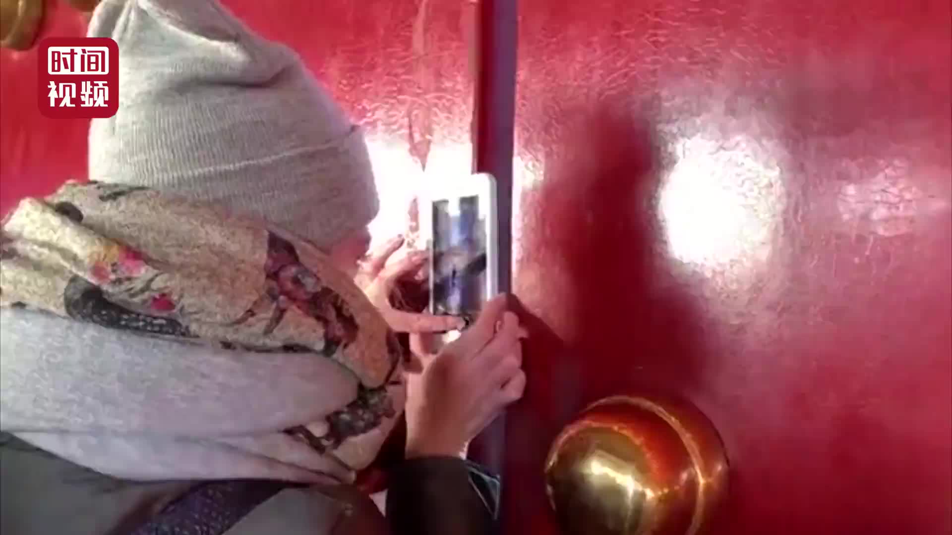 [视频]故宫门缝拍照走红 游客排队20分钟拍完却看不懂