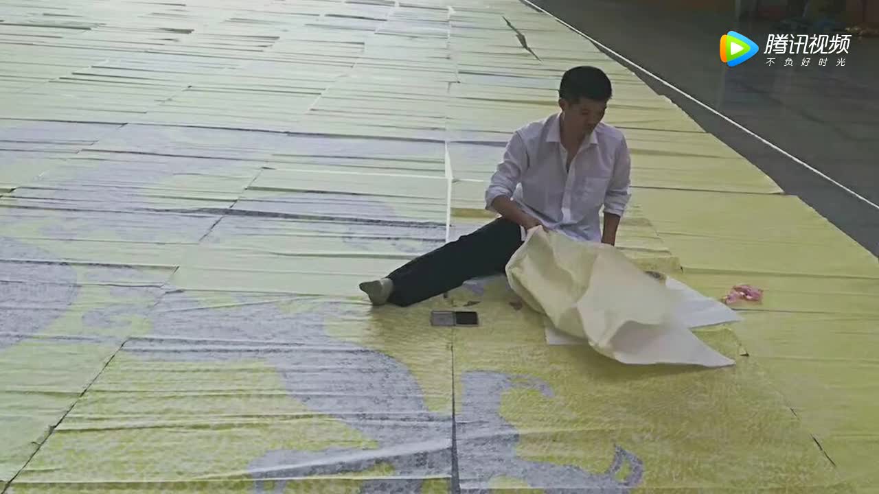 [视频]用时两年他创作出世界最大的指印画