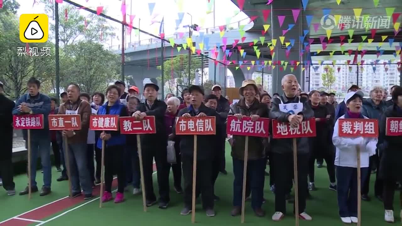 [视频]80岁老人另类庆生 不摆酒宴摆 举行运动宴