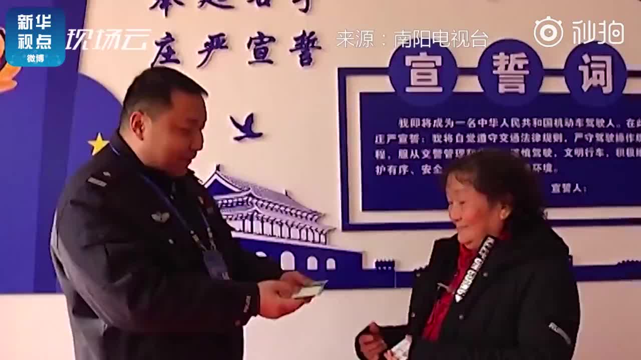 [视频]超励志！69岁奶奶学车32天一次性通过拿到驾照