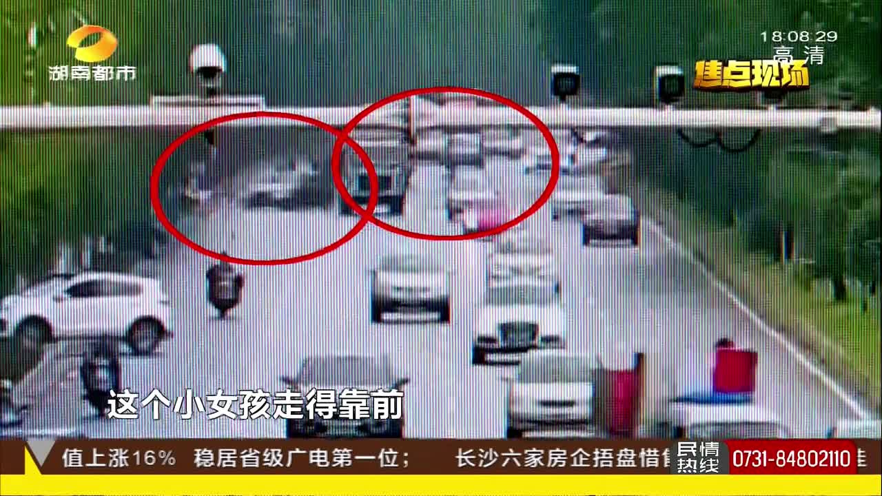 黑色跑车疾驰而上  撞飞过马路女童后翻车