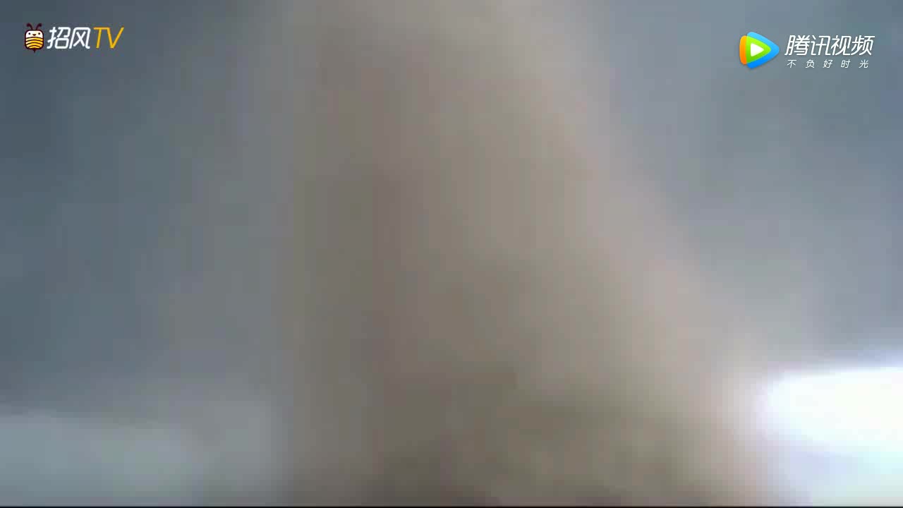 [视频]近距离拍摄超大龙卷风 难得一见的画面！