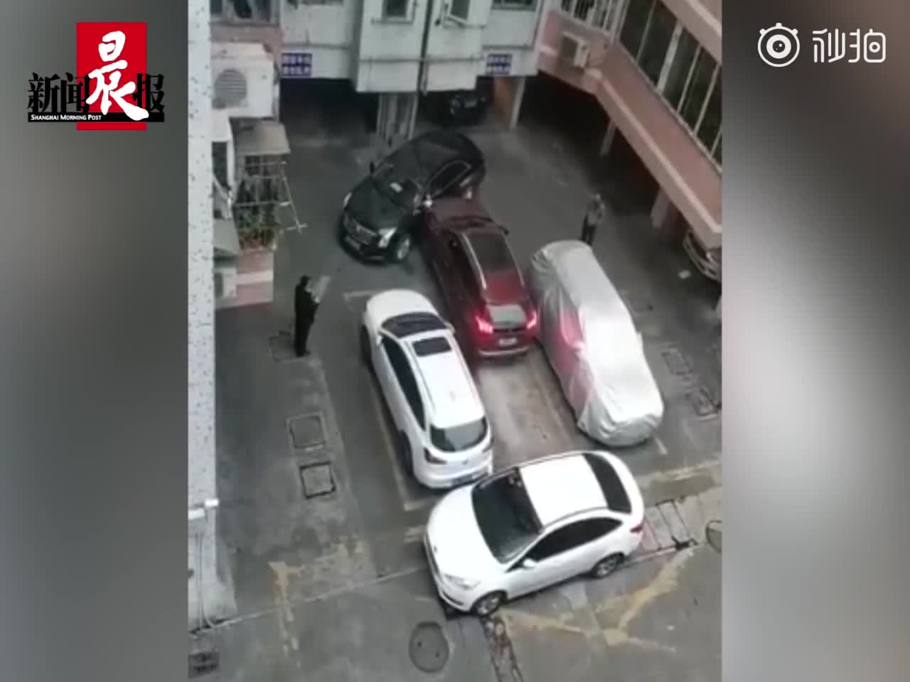 [视频]停车被堵，愤怒车主撞出一条通道