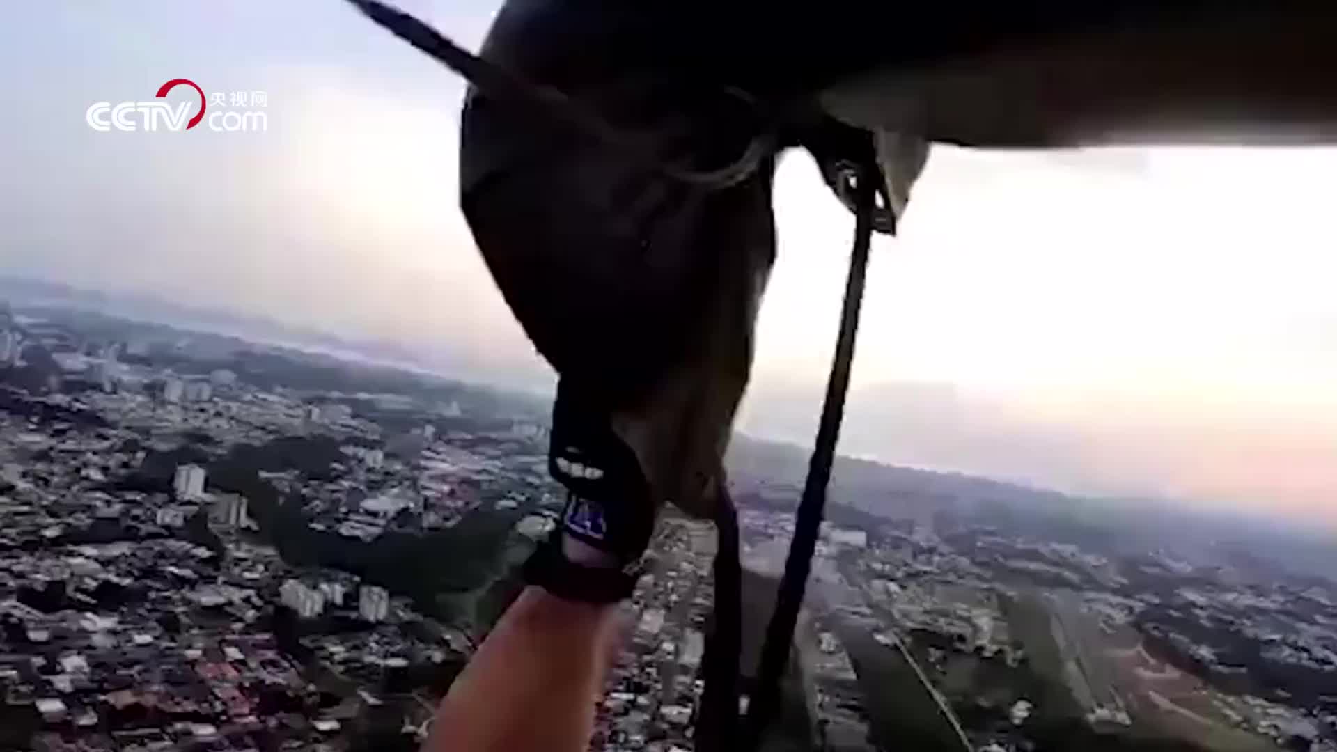 [视频]惊险生还！跳伞运动员降落失误 急速下坠撞墙后“着陆”