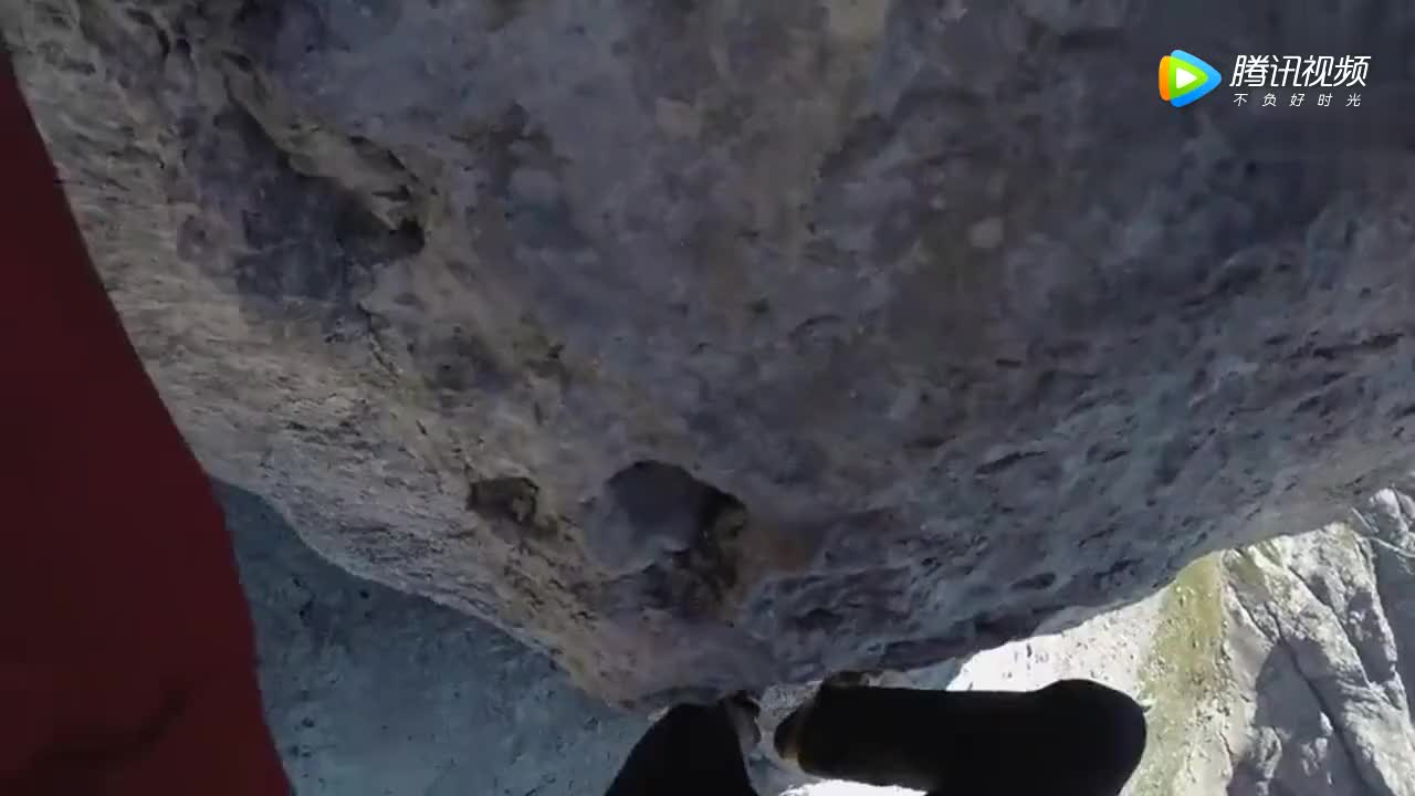 [视频]攀岩达人 徒手攀岩险峻山峰