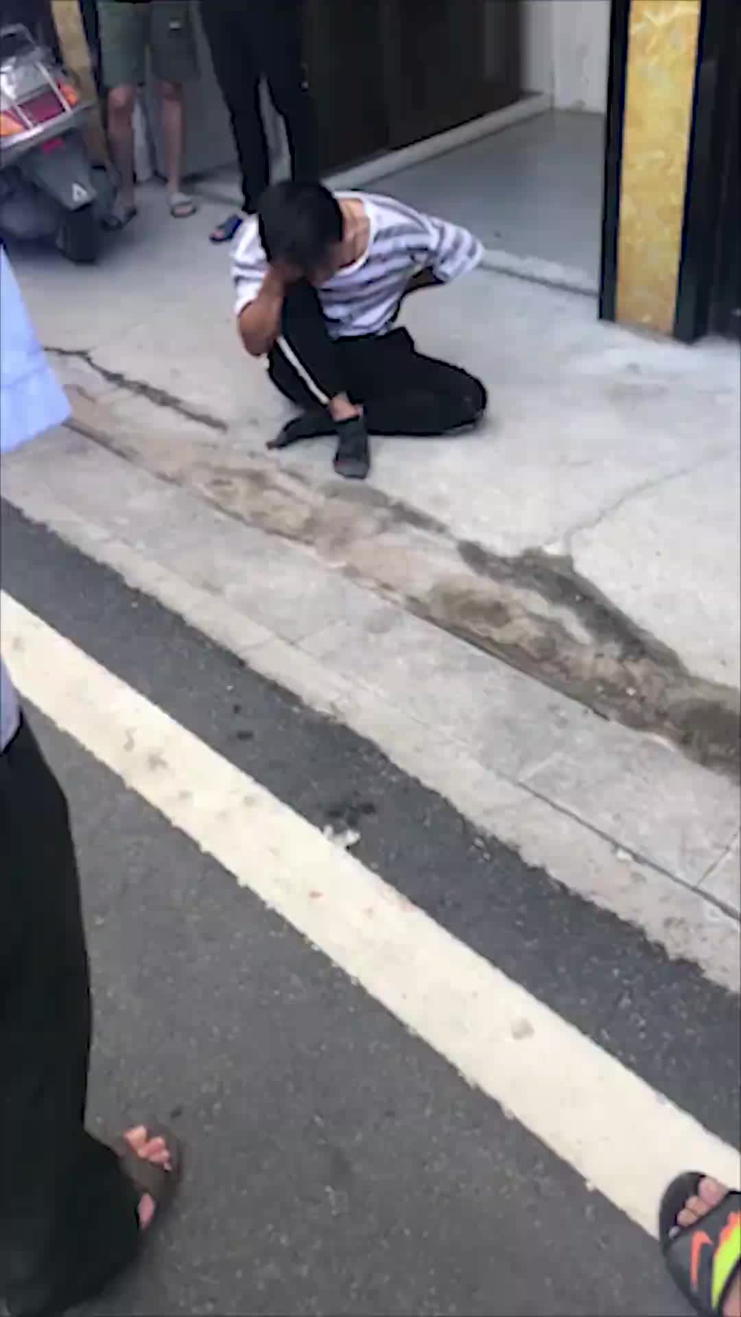 [视频]男子偷车被抓现行遭围殴 见民警来抱抱求保护