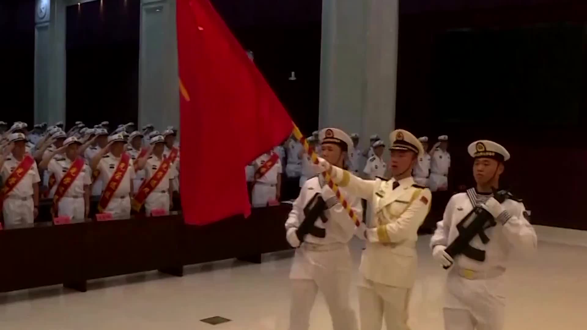 [视频]最后一次向军旗敬礼！直击军官退役仪式 场面温馨感人