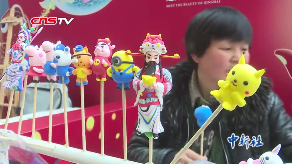 [视频]传统手工艺亮相西宁商业街区 市民争先体验