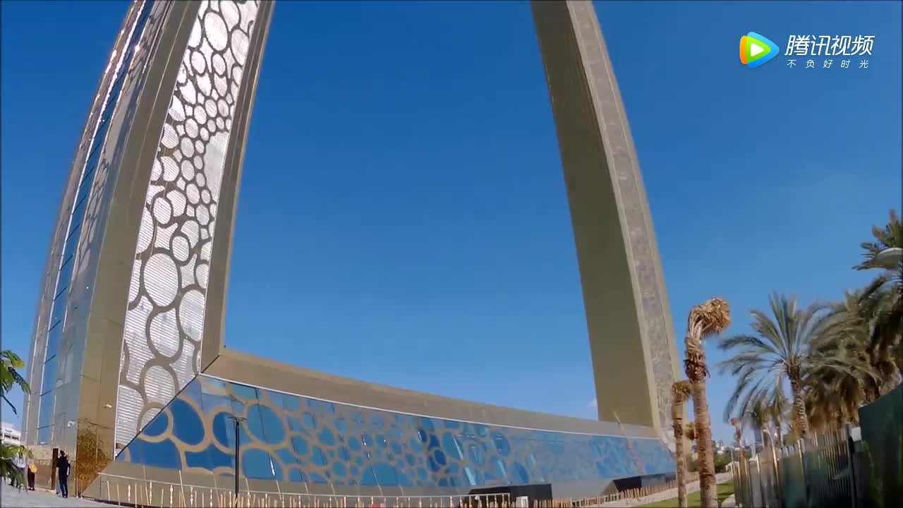 [视频]世界上最大的相框 高度达到150米 全身土豪金！