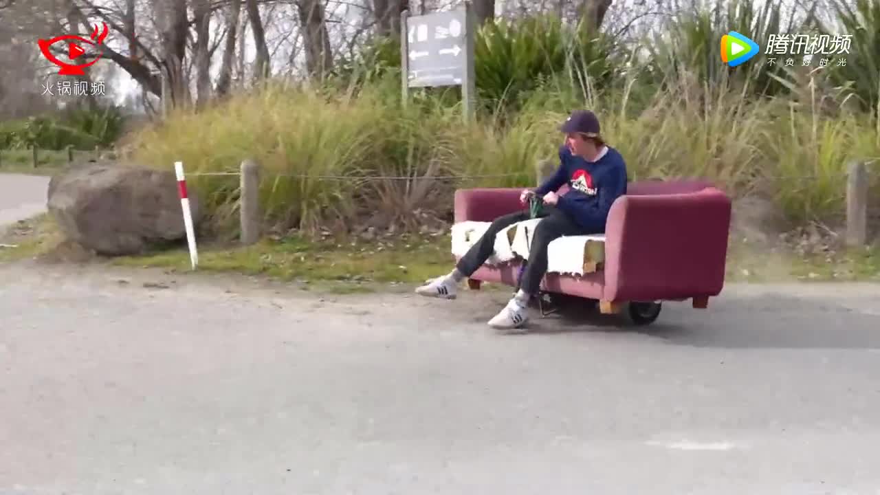 [视频]太会玩了！男子乘坐自制“电动漂移沙发”漫游街头