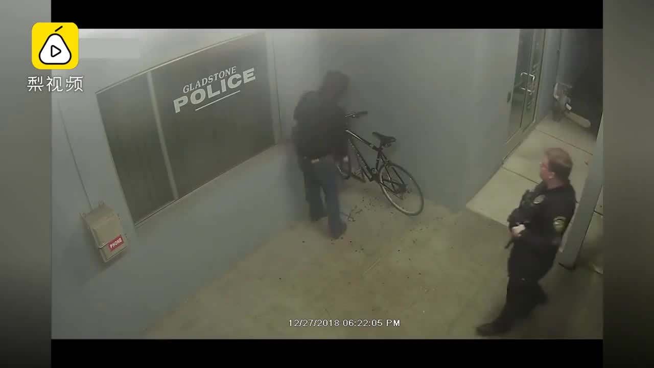 [视频]蠢哭了！小偷警局门口盗车被秒抓