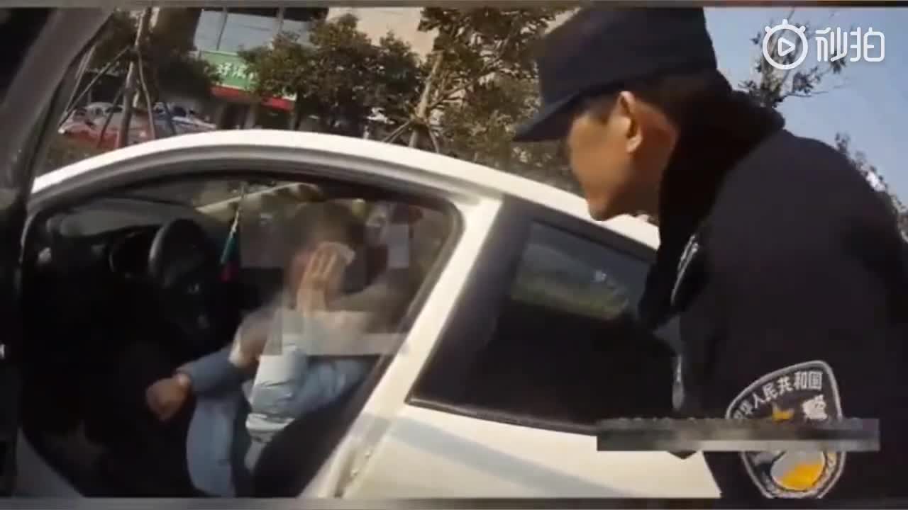 [视频]阳光太刺眼我开不了车！女子报警让民警开车送自己上班