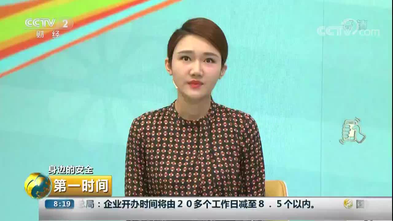 [视频]女童头卡公交站广告玻璃缝隙 救援人员紧急营救