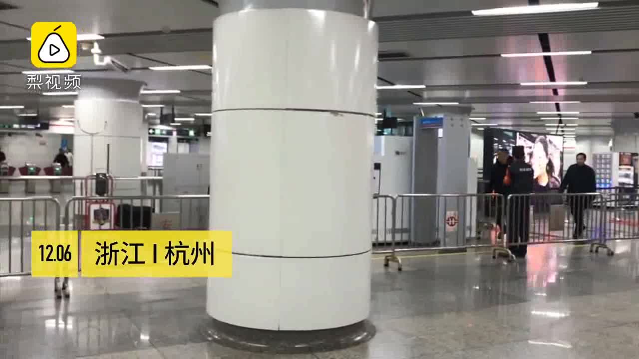 [视频]寒冬里最温暖！爱心衣柜现杭州地铁 需者可穿着就走