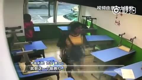 [视频]大连8岁男孩托管班里被打！打人老师已被警方拘留