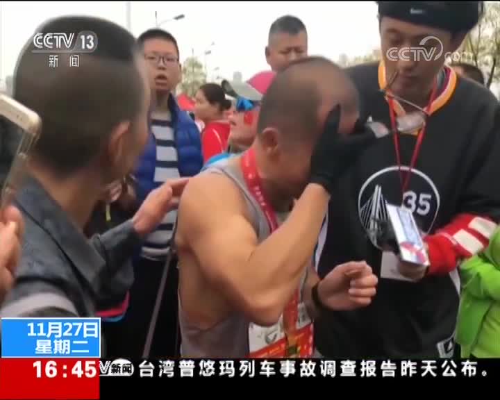 [视频]泪目！父亲带儿子遗像跑马拉松
