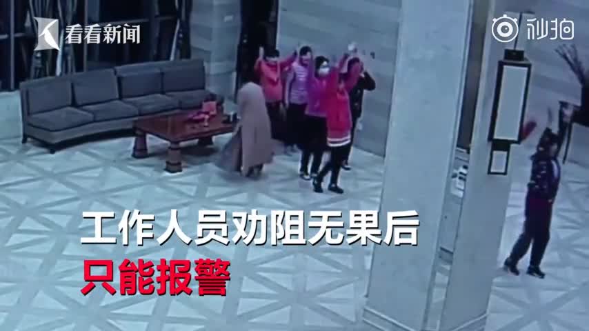 [视频]为躲雾霾 十几位大妈跑到酒店大堂跳广场舞