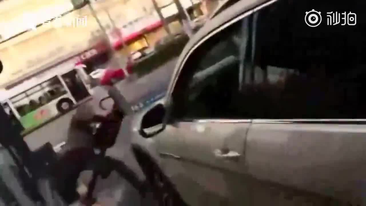 [视频]不愿交5元停车费 男子怒砸小区停车收费系统