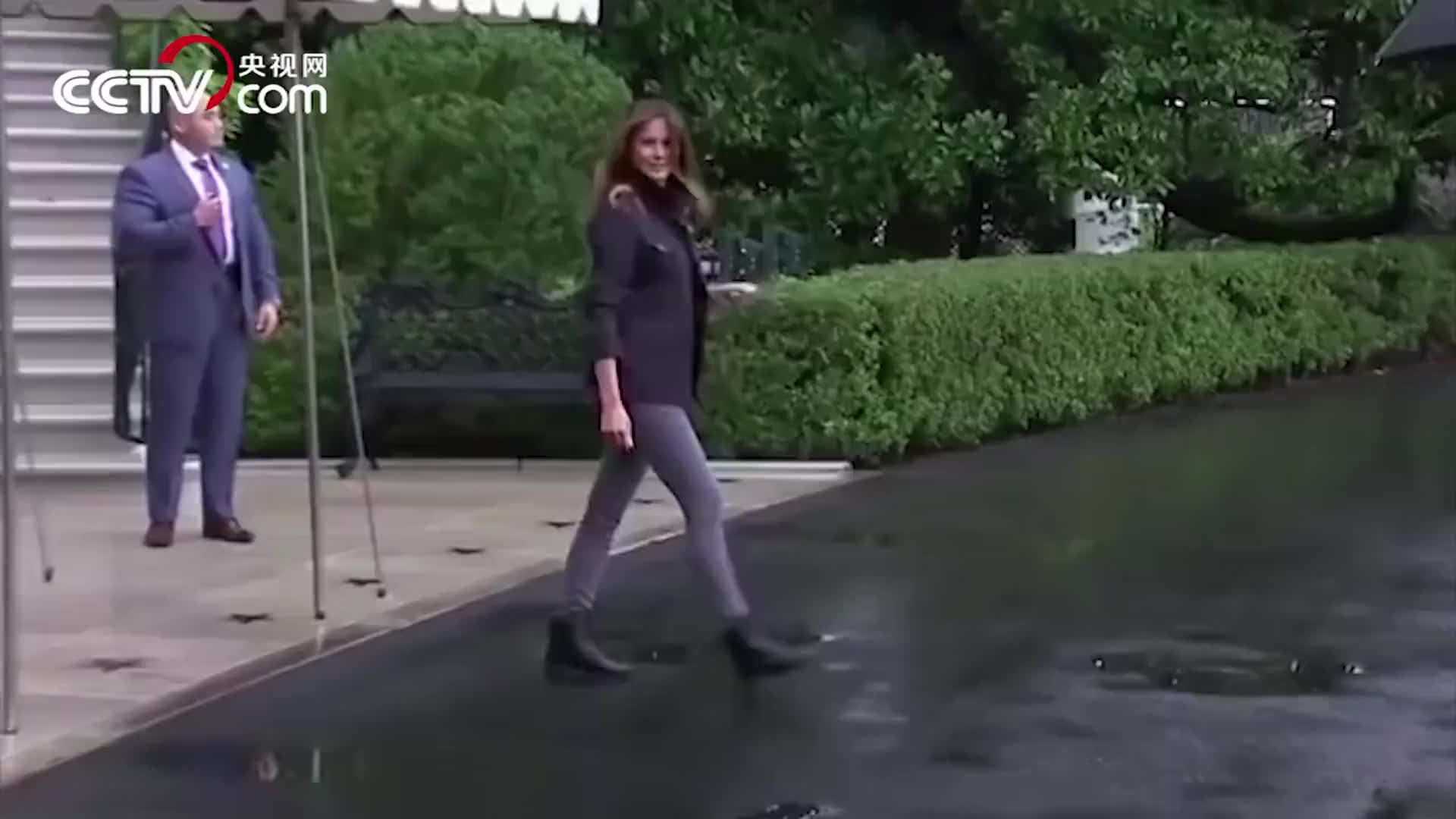[视频]特朗普独自撑伞让妻子淋雨 网友批其只关心自己头发