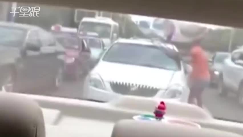 [视频]残疾男子强行乞讨 被拒后殴打女司机