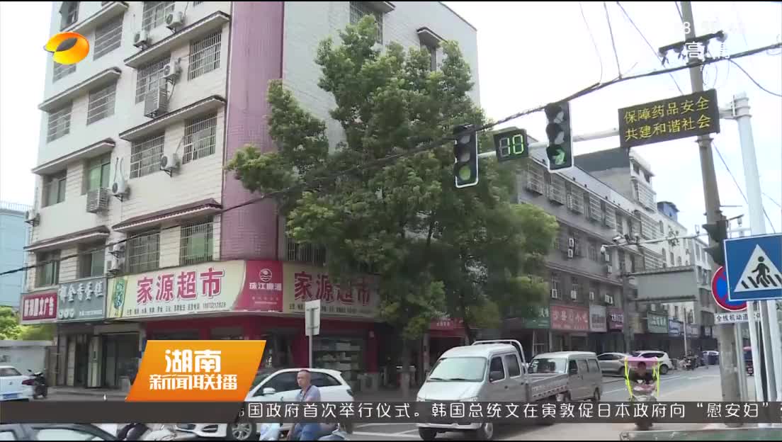 湘潭：骑车女子摔伤动弹不得 过路环卫工人及时援手