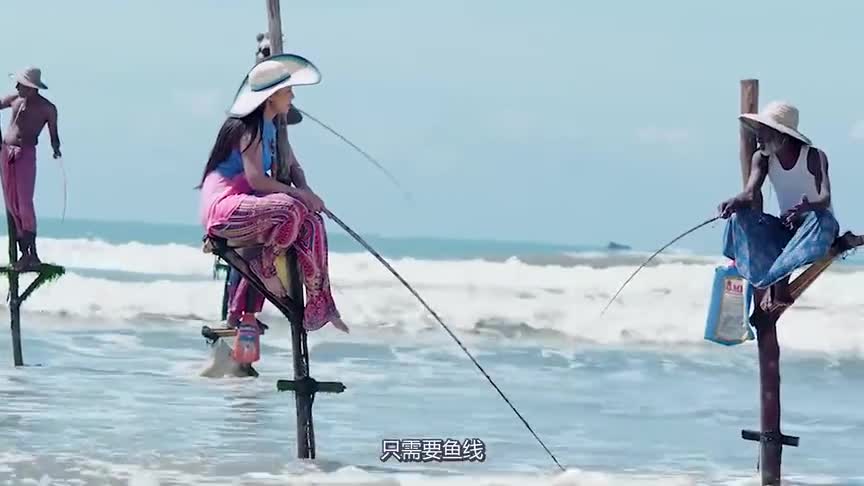 [视频]世界上最独特的钓鱼方法 踩着“高跷”钓鱼！