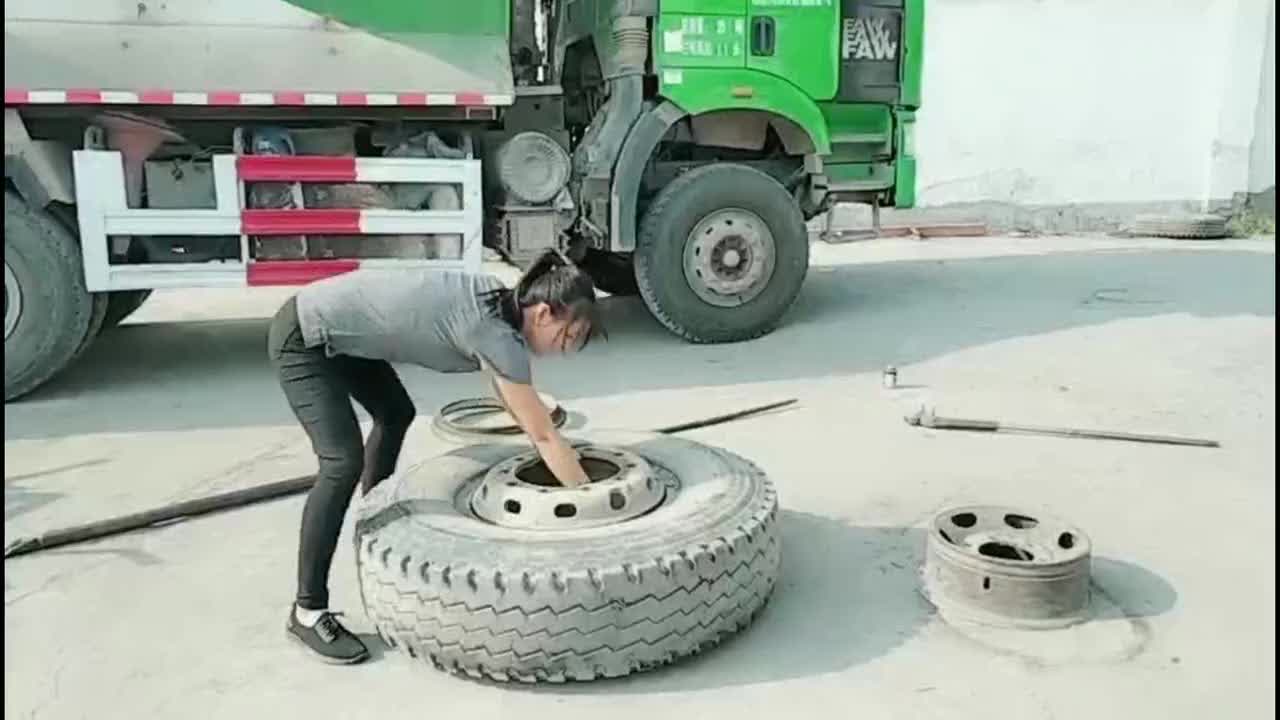 [视频]山东淄博88斤女子扒百斤轮胎 开直播吸粉30余万被称“轮胎妹”