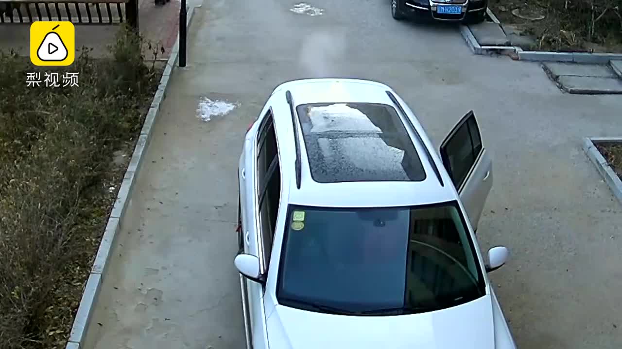 [视频]一女子刚买20天新车 门一关天窗竟碎了