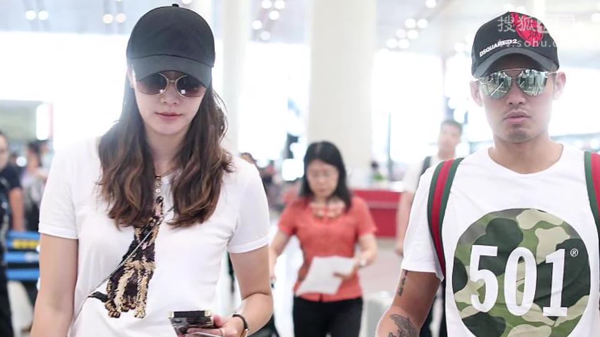 [视频]林丹谢杏芳穿情侣装在机场同框 查看机票显生疏