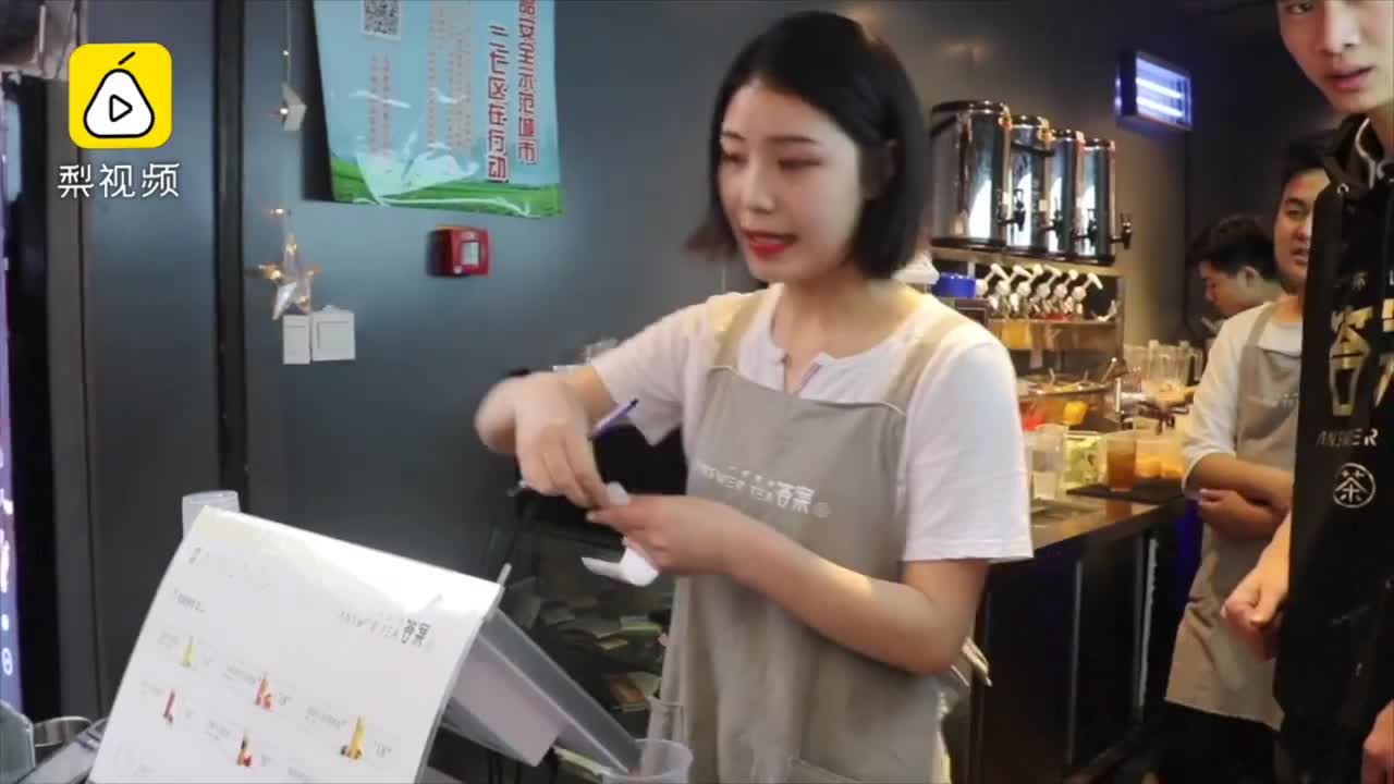 [视频]网红奶茶店能算命？美女求男友答案却…