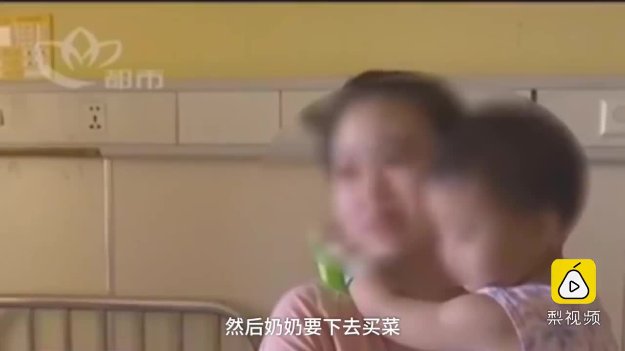 [视频]2岁女童17楼坠下奇迹生还 起身爬起走回家