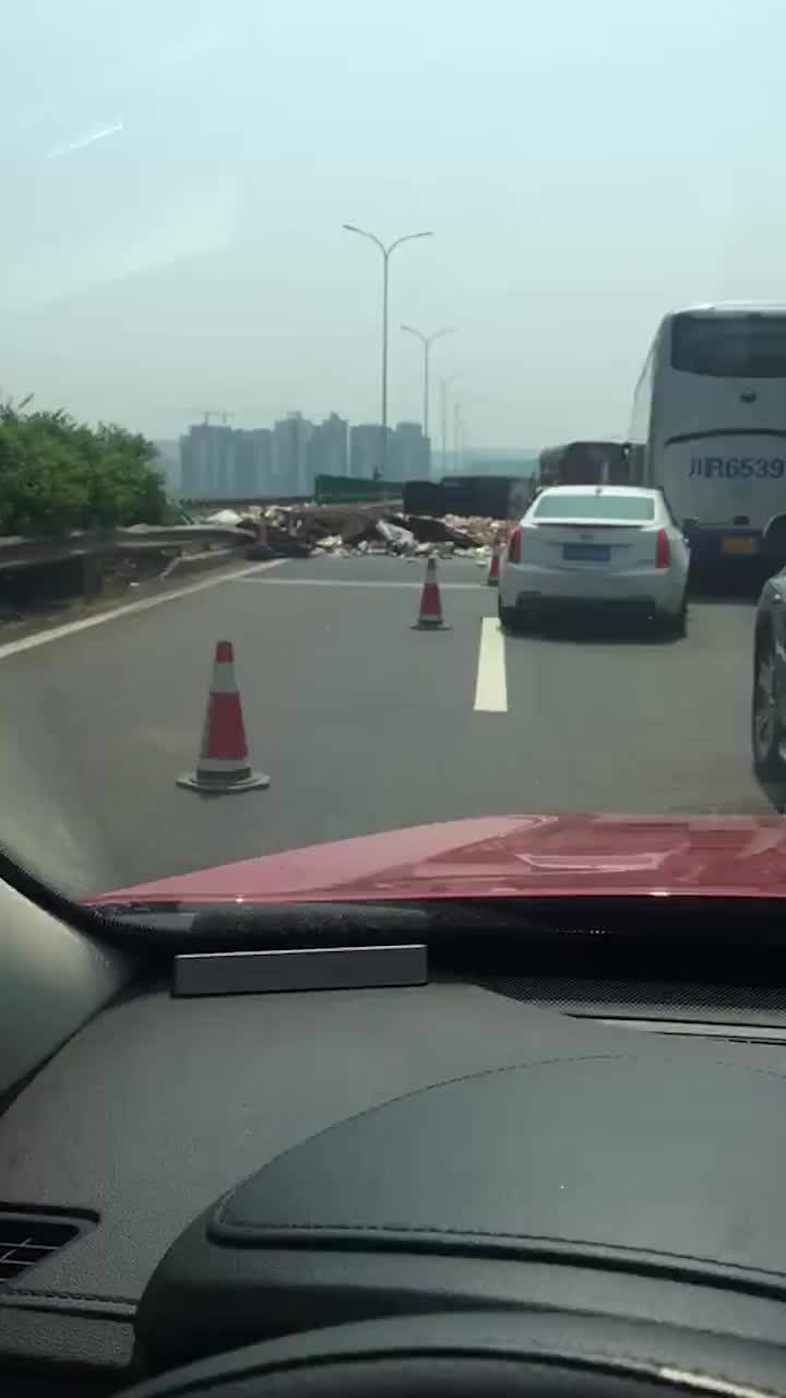 [视频]桥都醉了！货车侧翻致上千件啤酒散落桥面