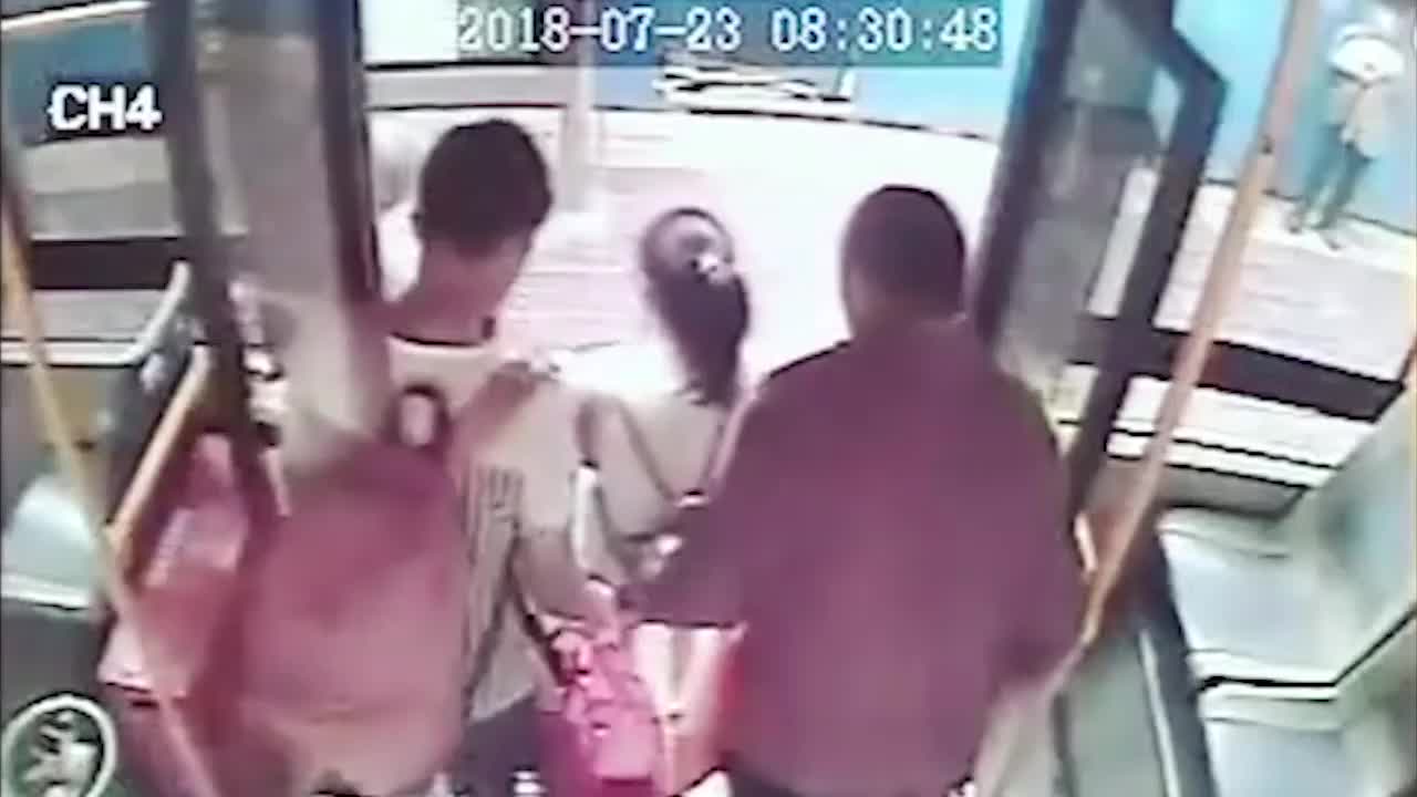 [视频]女子下车时突然瘫倒在地 众人自发暖心守护