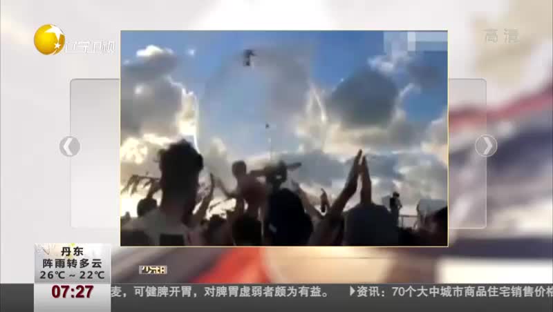 [视频]日本女歌手在透明球里面演唱 被风吹到海上