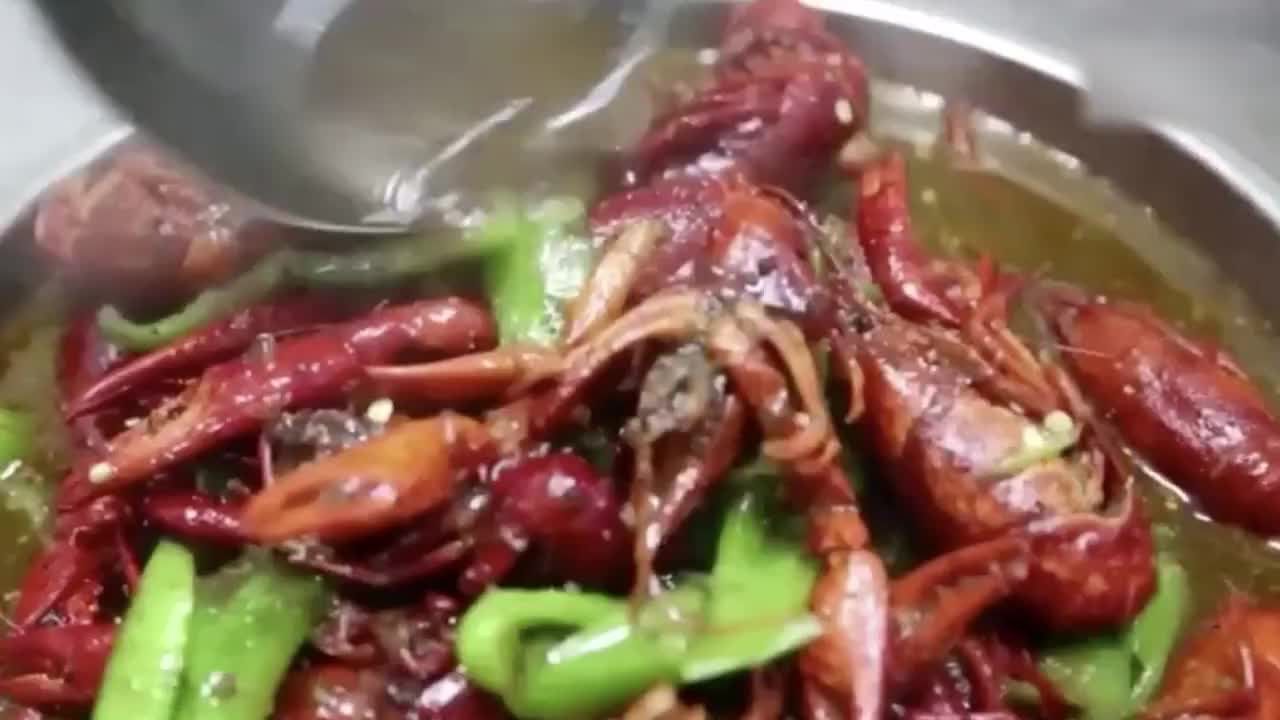 [视频]小龙虾终极拷问：吸虾头是在吃排泄物？