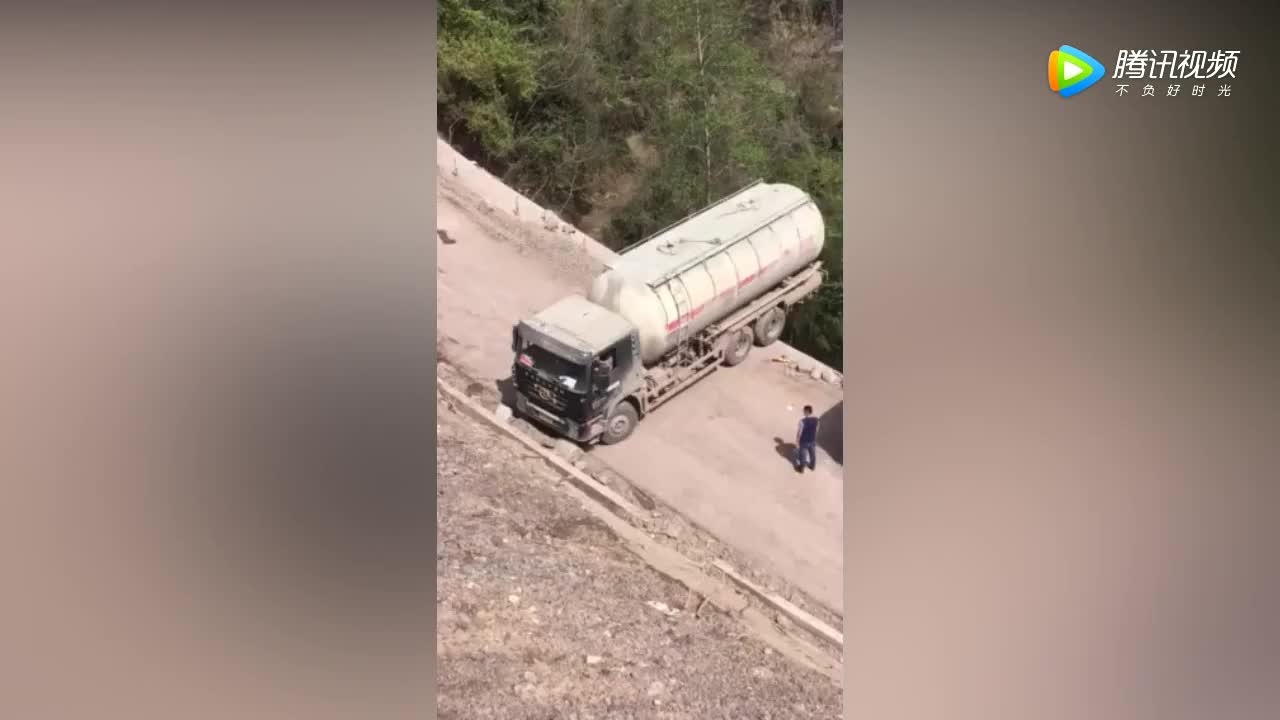 [视频]百年难遇的老司机悬崖边倒车 看得我心惊肉跳！