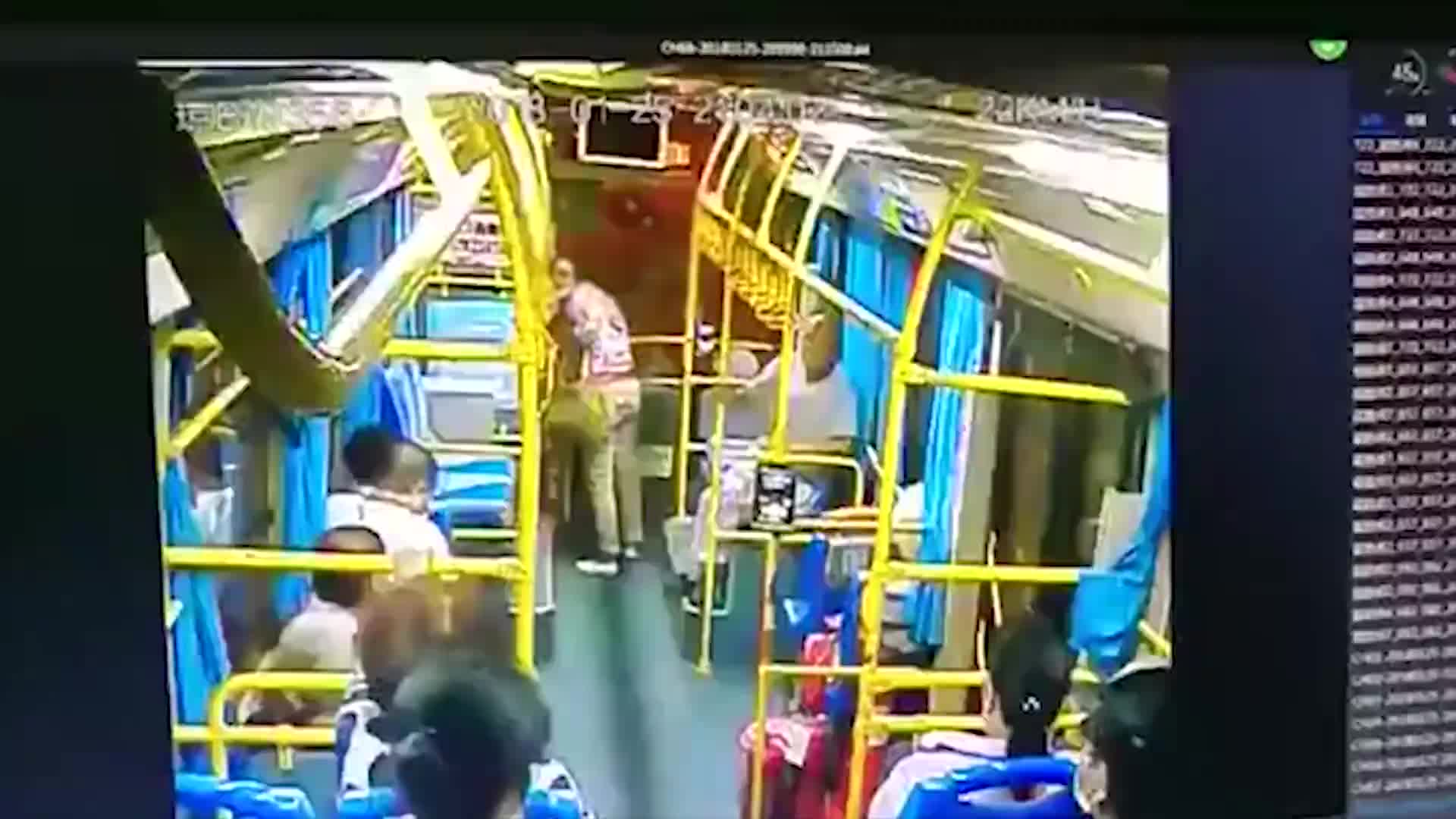 [视频]获刑3年！六旬老人脚踹公交司机致车辆撞墙