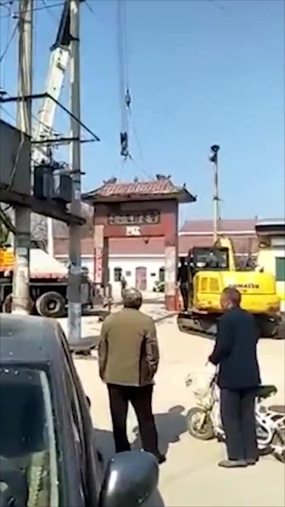 [视频]哭笑不得！吊车拆除旧门楼反被拽了个底朝天