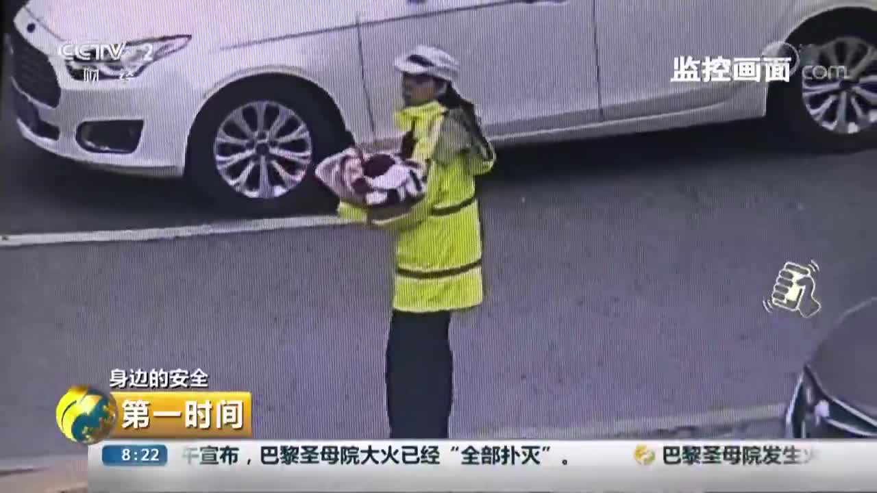 [视频]重庆：男子路遇紧急病情求助交警 “警花”抱娃指挥交通